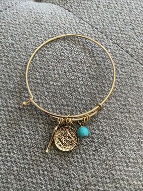 Expandable charm bangle NWOT